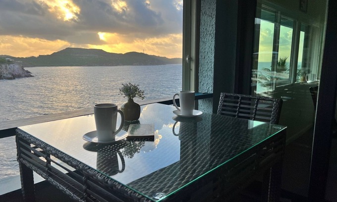 Estate Demarara Condo | Newly Renovated Oceanfront Condo!