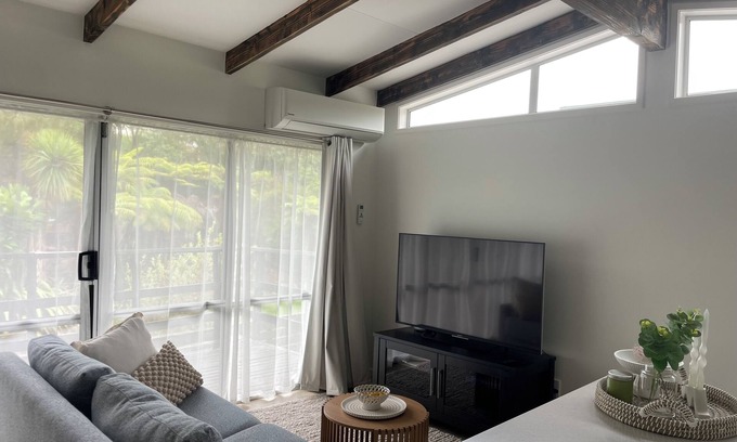 Shelly Park Cottage | Newly renovated one bedroom house near beaches, shopping and great schools