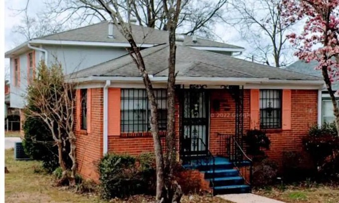 Tarrant House | newly renovated one bedroom studio.