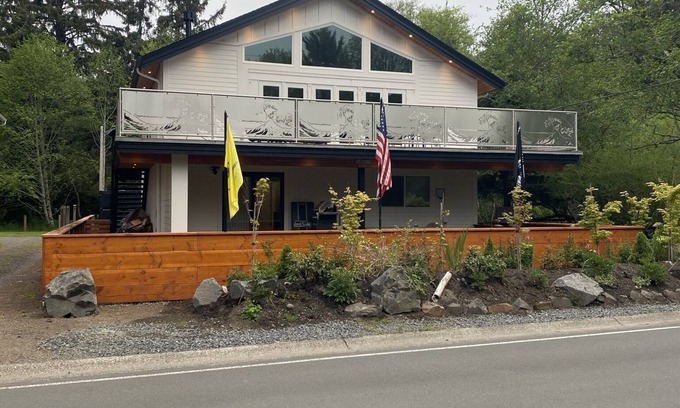 Cannon Beach House | Newly Renovated! Private hot-tub with easy beach access, 5 min walk to town!