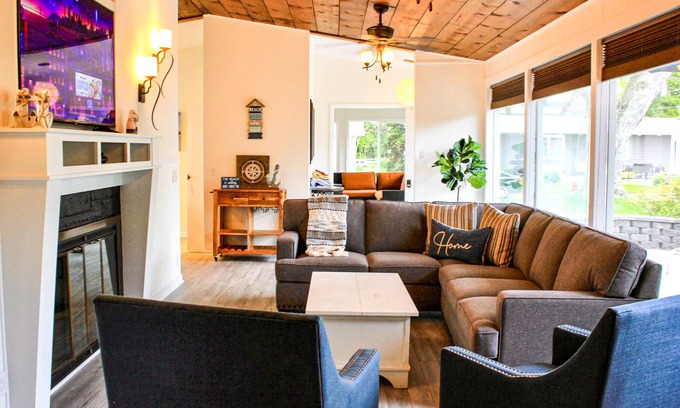 Huron House | Newly Renovated! Spacious house in Old Homestead