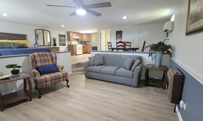 Dandridge Apartment | Newly Renovated Studio