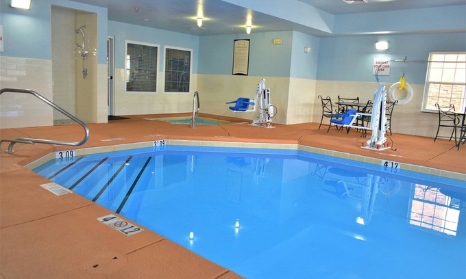 Northeast Heights Condo | Newly Renovated Suite | Free Daily Breakfast, Pool + Hot Tub Access
