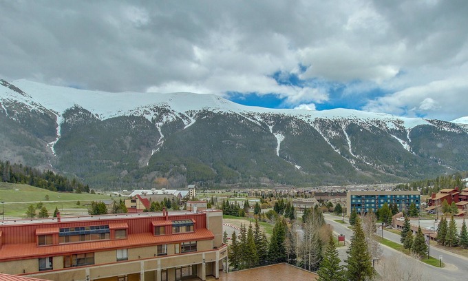 Copper Mountain Village Apartment | Newly-Renovated Condo with Shared Hot Tub and Pool - Walking Distance to Slopes