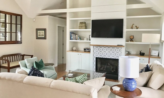 Chatham House | Newly Renovated! Walk to Town and Beach!
