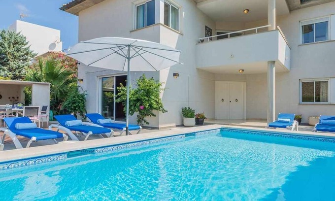 Les Palmeres House | Newly revamped villa walking distance to beaches, mountains and pinewalk