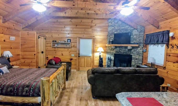 Gatlinburg - Pigeon Forge Cabin | Newly updated cabin, 10 min to pkwy in Pigeon Forge. Screen porch, hot tub,WiFi.
