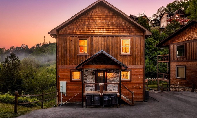Gatlinburg - Pigeon Forge Cabin | Newly Updated Cabin For Your 2025 Smoky Adventures