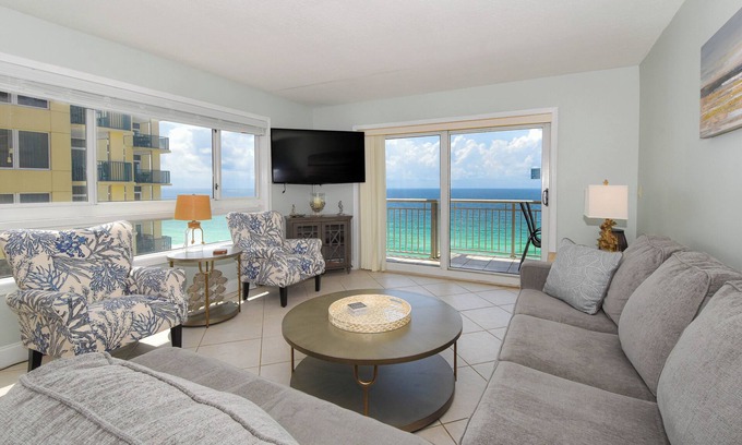 Destin Condo | Newly updated corner beachfront condo w/stunning views! 🏖️☀🐟