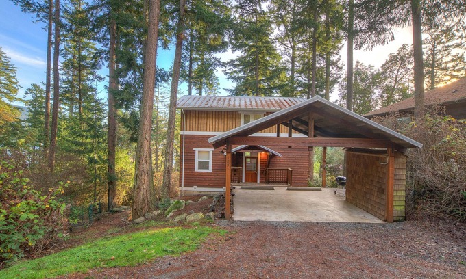 Eastsound Cabin | Newly Updated Cottage with Hot Tub, 2 fireplaces, fire pit