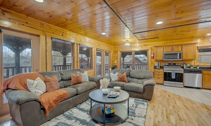 Hemlock Hills Cabin | Newly Updated + Host - Sleeps 18 - Close to DT