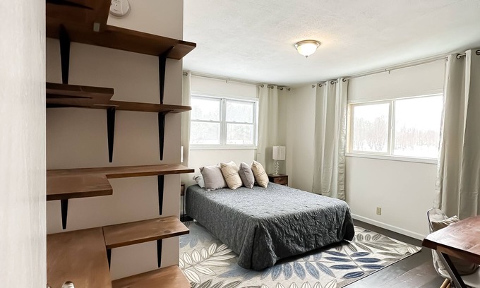 Cadillac House | NEWLY Updated house 3 min to Lake Cadillac & Mitchell, KING bed. Lots of parking
