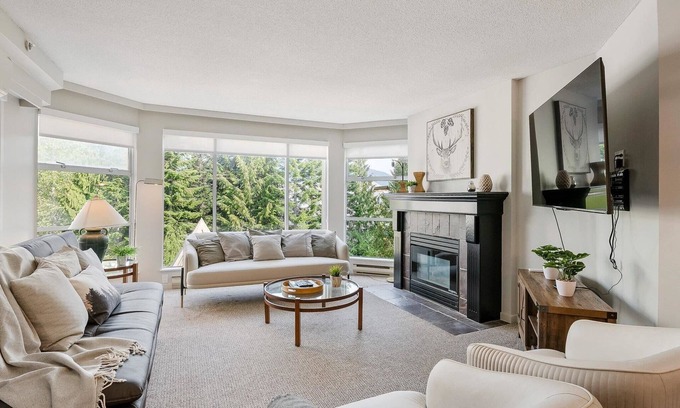Upper Village Condo | Newly updated Ski In SKi Out at Woodrun Lodge