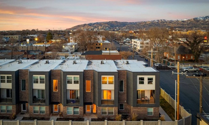 People's Freeway House | NewModernTownhouse+Sleeps10+Neardowntown&Skiing