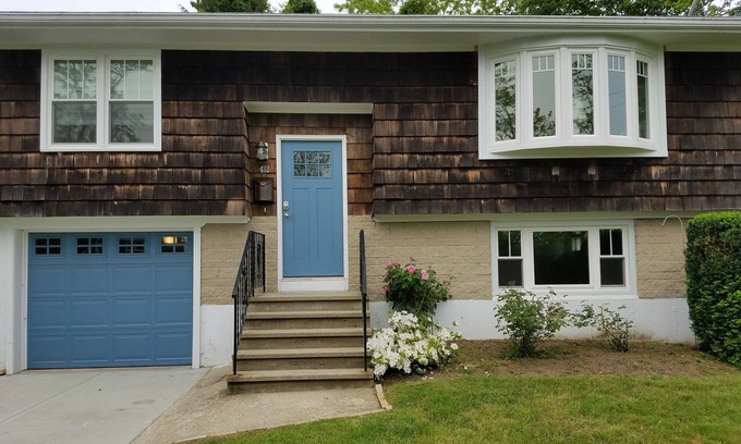 Easton's Point House | Newport area. Easton's Point Middletown. Walk to Beaches!