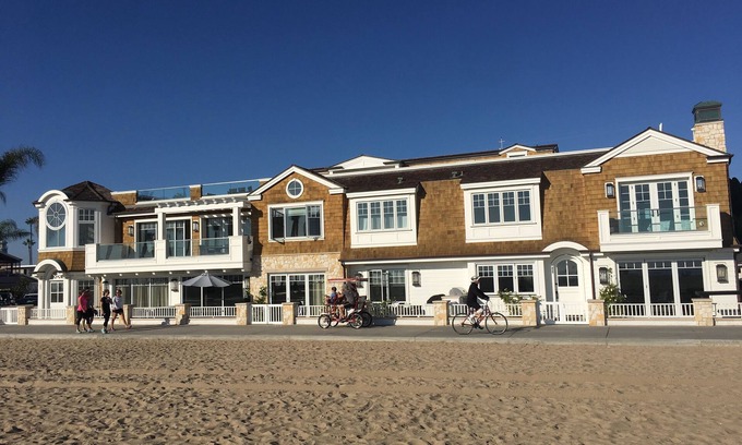 Balboa Peninsula House | Newport Nantucket 5 Bedroom - Luxury Living Right On The Sand