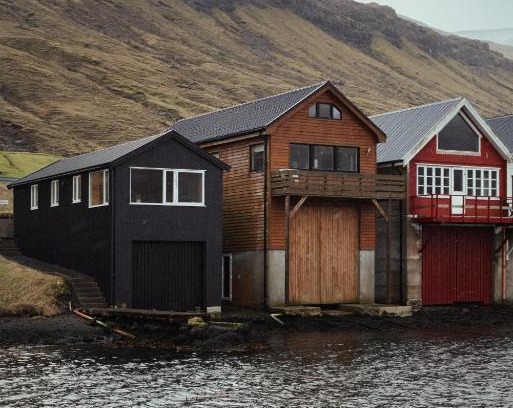 Streymoy House | Neystastova - Boathouse Stay with Fjord Views