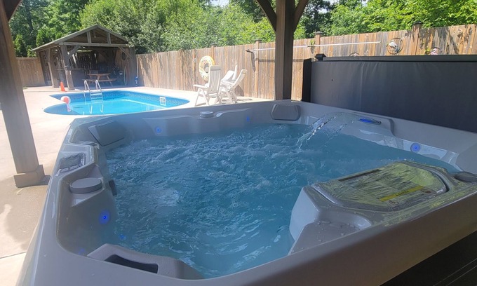 Chippawa Bed & Breakfast | Niagara falls Luxury Villa- Hottub, Pool, Water View, breakfast