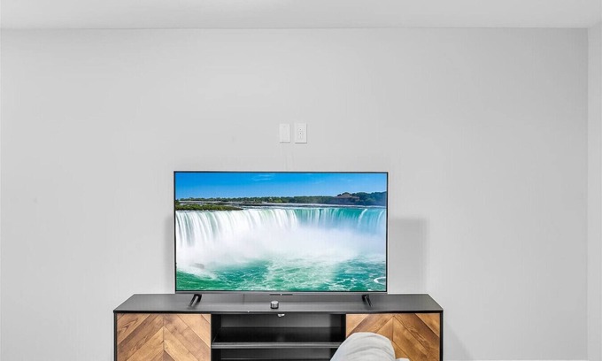 St. Catharines Apartment | Niagara Falls & Wineries | 3BR Modern Home w/King