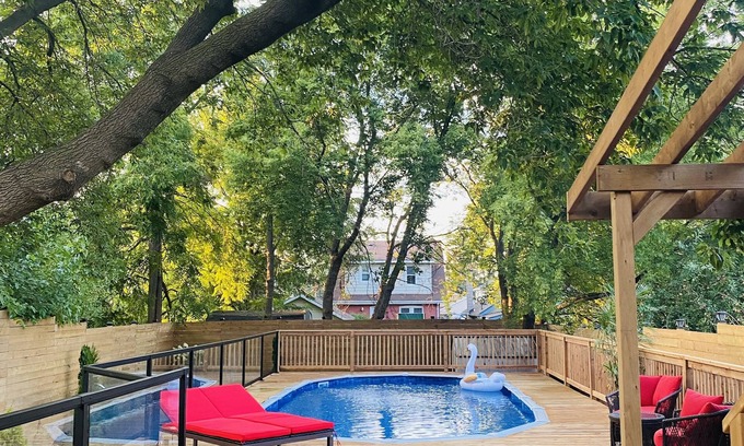 Niagara Falls House | Niagara Luxury Modern SPA Pool Sauna Retreat