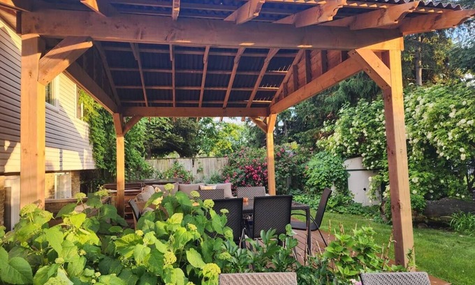 Grantham House | Niagara Wine Region 4 Bedrooms Retreat W/Hot Tub