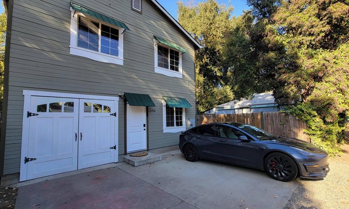 Chico House | Nice 1200 square foot house with private yard in enchanting downtown Chico