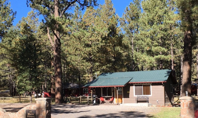 Greer Cabin | Nice 2 bedroom cabin in the heart of Greer.