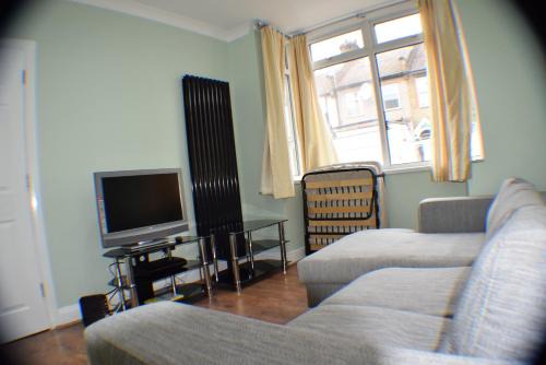 Higham Hill Apartment | Nice 3 Bedroom House - Walthamstow