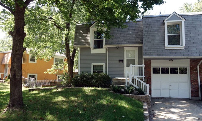 Overland Park House | Nice and cozy duplex close to everything in KC!