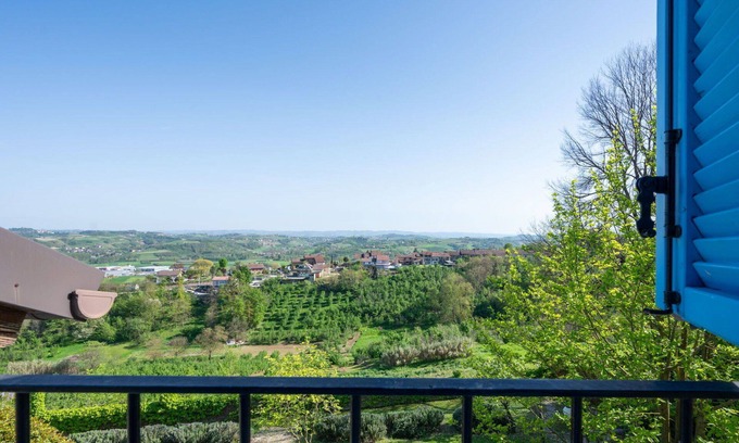 San Damiano dʼAsti Villa | Nice apartment in villa for 5 guests with pool, WIFI, TV, patio and pets allowed