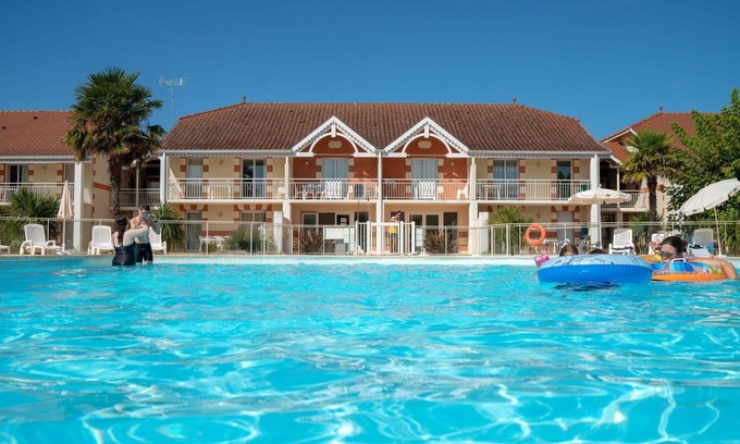 Le Verdon-sur-Mer Apartment | Nice apartment for 8 guests with pool, WIFI, TV, terrace, pets allowed and parking