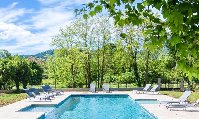Besse-sur-Issole House | Nice apartment in villa for 4 guests with pool, WIFI, TV, terrace and parking