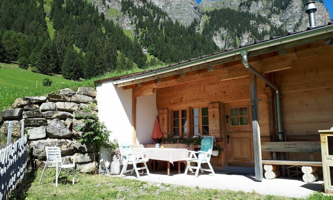 Gsteig Apartment | Nice apartment for 6 guests with pets allowed and parking