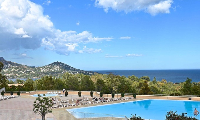 Le Dramont Apartment | Nice apartment for 6 guests with pool, WIFI, TV and terrace