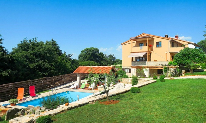 Matohanci Apartment | Nice apartment for 3 guests with A/C, pool, WIFI, TV, terrace and pets allowed
