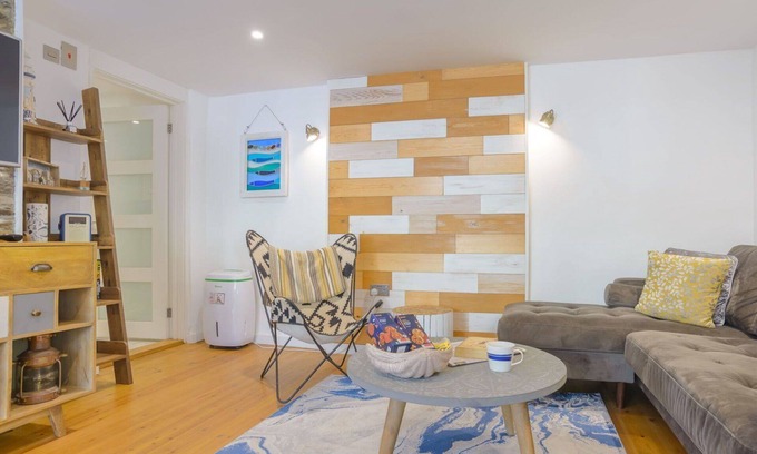 Trebarwith Apartment | Nice apartment for 4 guests with WIFI, TV, patio, pets allowed and parking
