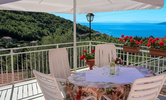 Sucici Apartment | Nice apartment for 4 guests with A/C, WIFI, TV and terrace
