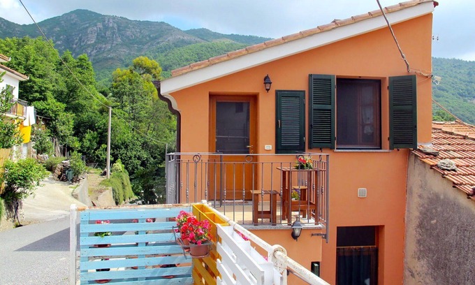 Borgo Apartment | Nice apartment for 4 people with WIFI, TV, patio, pets allowed and panoramic view