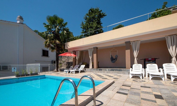 Tulisevica Apartment | Nice apartment for 4 people with WIFI, A/C, pool, TV, terrace and pets allowed