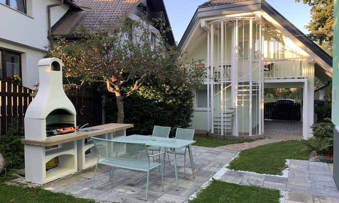 Lesce Apartment | Nice apartment for 4 guests with A/C, WIFI, pool, TV, patio and parking