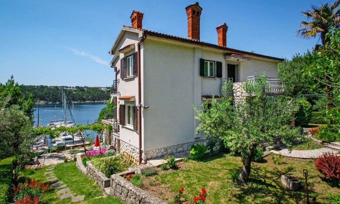 Municipality of Omisalj Apartment | Nice apartment for 5 people with WIFI, A/C, TV, terrace and pets allowed