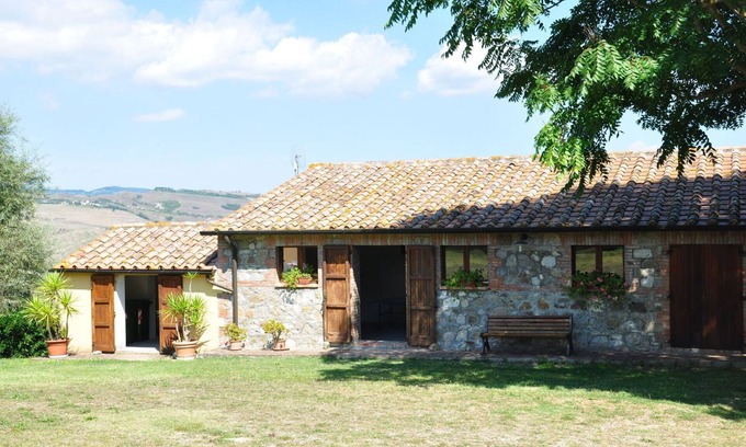 Il Poggio Apartment | Nice apartment for 6 guests with WIFI, pool, TV, pets allowed, panoramic view and parking