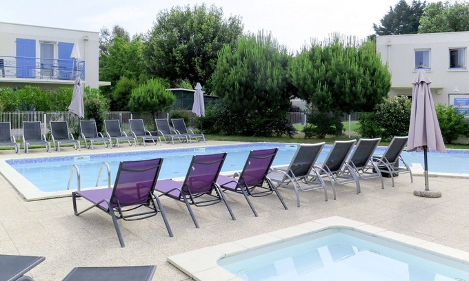 Saint-Palais-sur-Mer Apartment | Nice apartment for 8 people with WIFI, hot tub, pool, TV, terrace and pets allowed