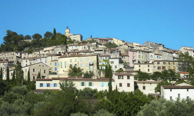 Tourrettes House | Nice apartment in villa for 6 guests with A/C, pool, WIFI, TV, patio and pets allowed