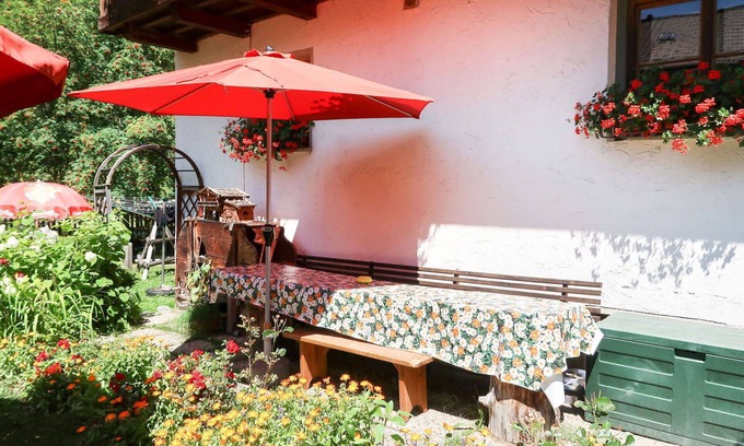 Kaunertal Villa | Nice apartment in villa for 4 guests with WIFI, TV, patio and pets allowed