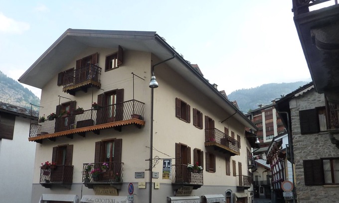 Courmayeur Apartment | Nice apartment in the central via Roma
