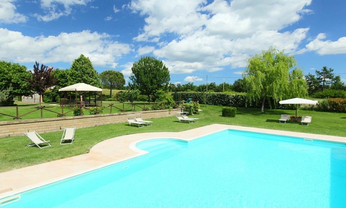 Trevinano Villa | Nice apartment in villa for 4 people with WIFI, pool, TV, pets allowed and parking