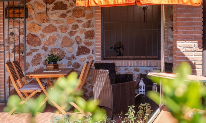 La Pesta House | Nice apartment in villa for 2 guests with WIFI, A/C, TV, terrace, pets allowed and parking