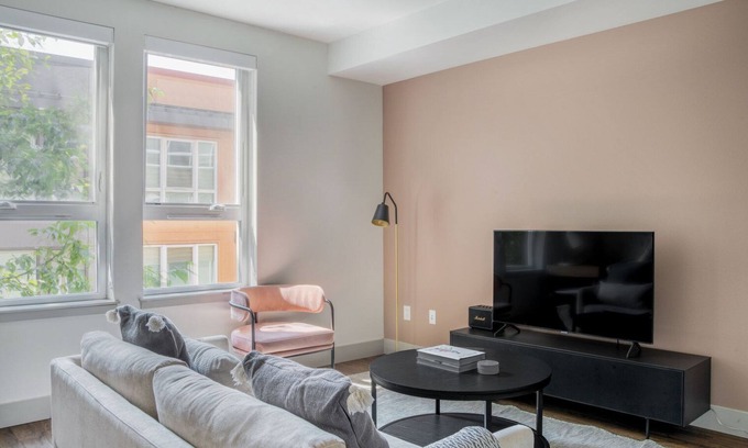 West Bellevue Apartment | Nice Bellevue Jr 1BR w/Rooftop & Gym, nr Coffee & Shops, by Blueground