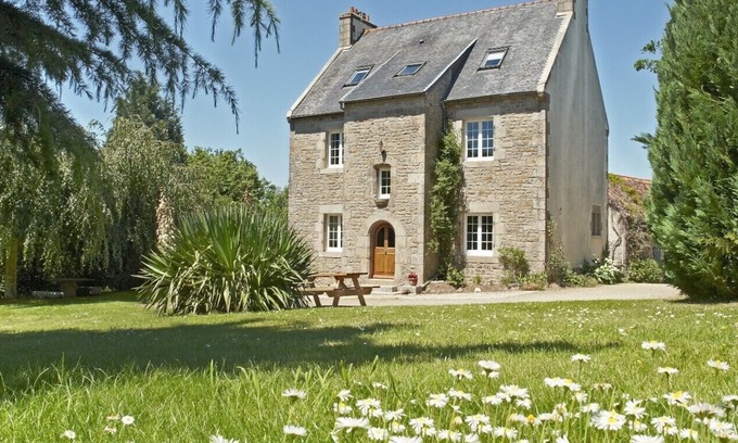 Plouegat-Moysan House | Nice character house, mature garden, friendly area, for families et friends